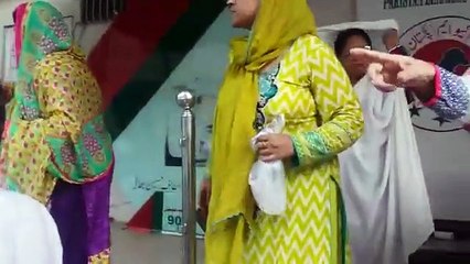 Mobile Footage :Mustafa Kamal's party member Posted Pakistan Zindabad Sticker on MQM 90 Office Door !