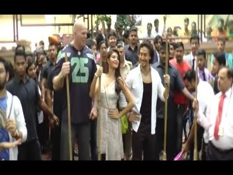 A Flying Jatt Team Cleaning The Streets Of MUMBAI!
