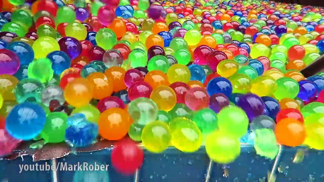 Se baigner dans 25 millions de bombes à eau dans une piscine