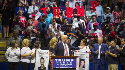 Tải video: Trump campaigns with mothers of children killed by illegal immigrants