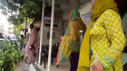 Mobile Footage :Mustafa Kamal’s party member Posted Pakistan Zindabad Sticker on MQM 90 Office Door !