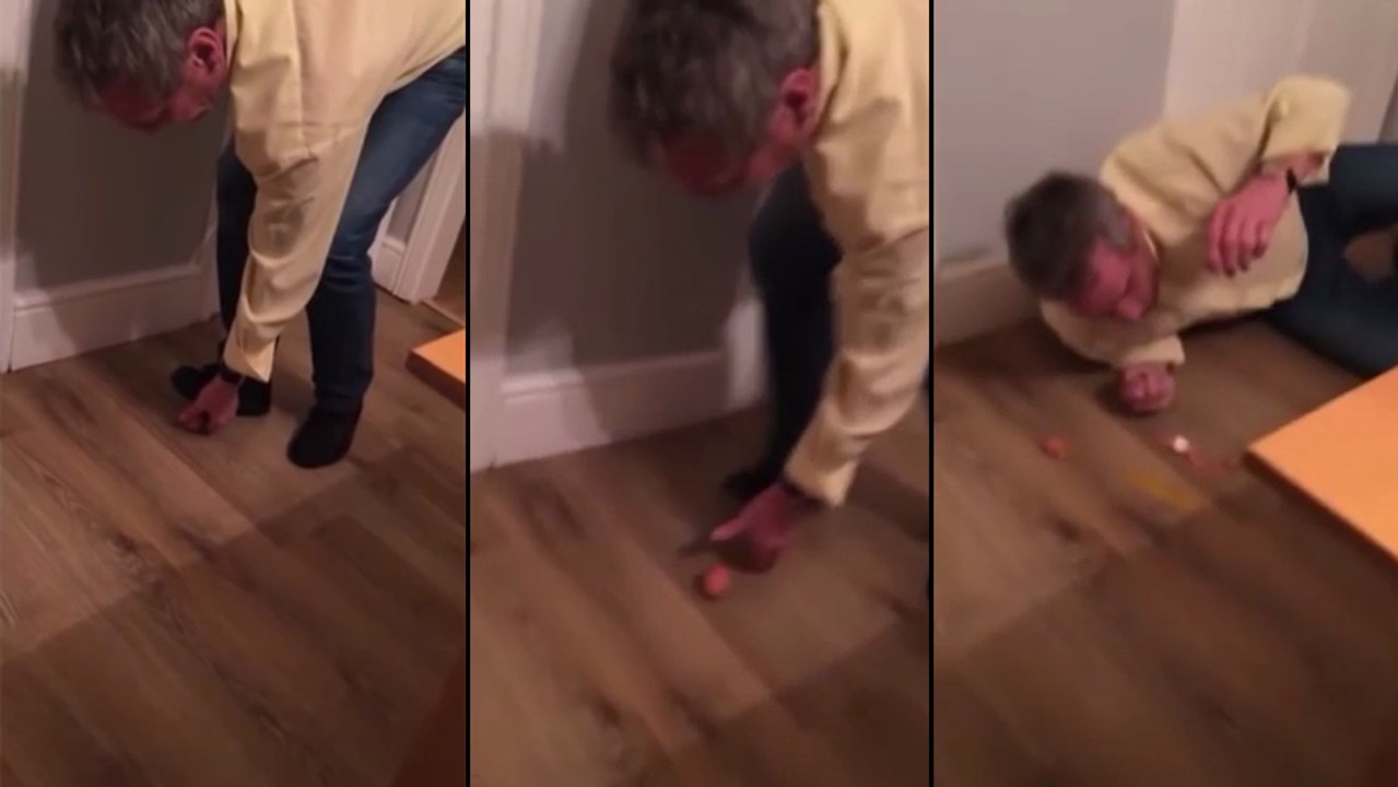 Cet homme essaye de tenir debout sur un oeuf...