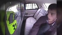 Un jeune arrêté se fait éjecter d'une voiture de police après un accident !
