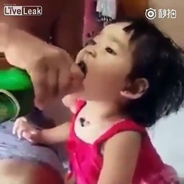 Un père donne de la bière à sa petite fille qui refuse toute autre boisson