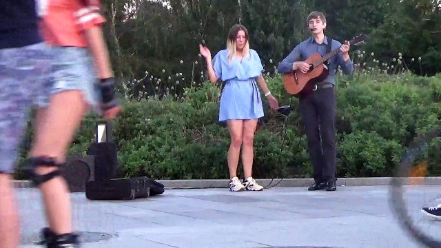 Парень играет Течет Волга