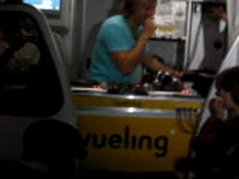 DAVID GUETTA MIXE DANS UN AVION