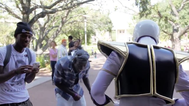 Ce fan des Power Rangers ne lâche pas un mec en déguisement... Je suis votre plus grand fan