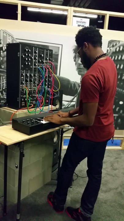Impressionnante démo de musique électro sur un piano "Moog"