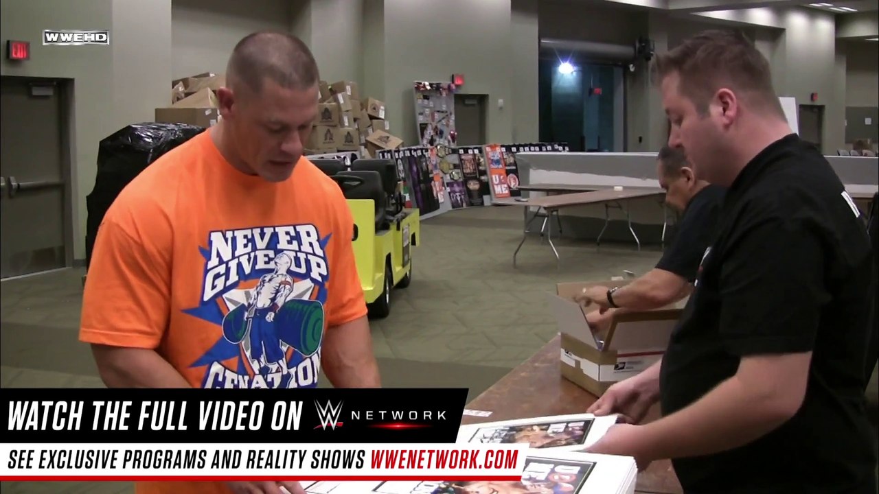 John Cena signe 3000 autographes pour les fans...