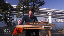 Il joue du piano traditionnel Chinois avec des baguettes !