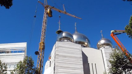 Mise en place de la croix sur le dernier bulbe de l'église orthodoxe de Paris