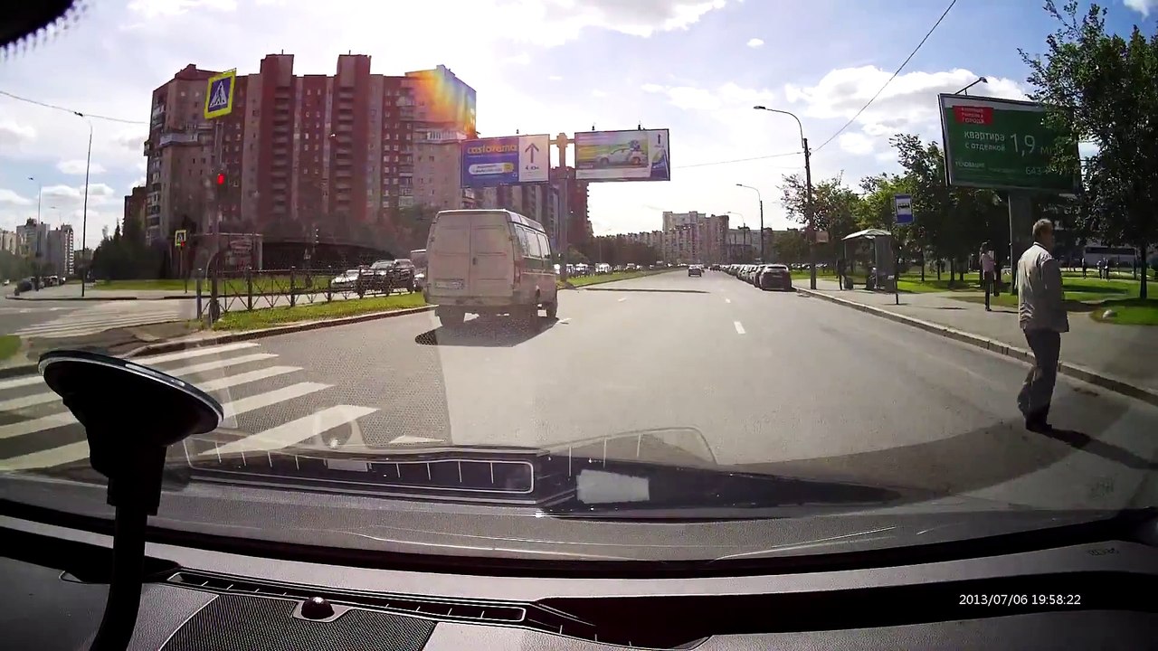 Une canalisation d'eaux usées explose près d'une route en Russie