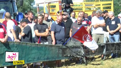 Mobilisation des producteurs de lait devant Lactalis à Laval