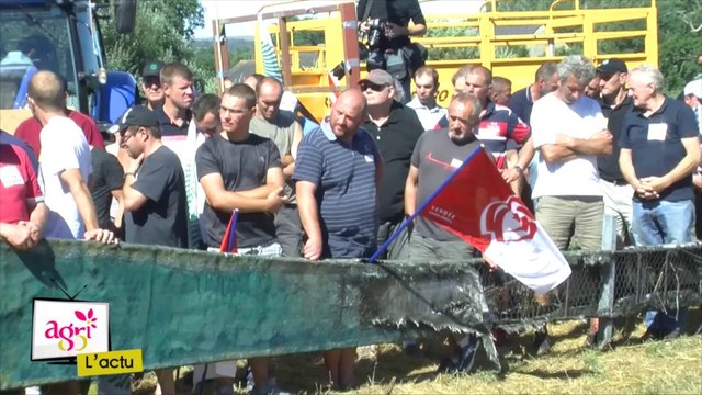 Mobilisation des producteurs de lait devant Lactalis à Laval