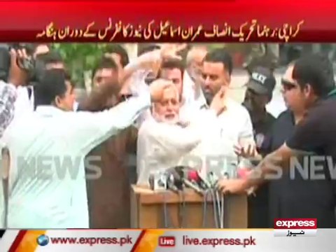 کراچی میں رہنما تحریک انصاف عمران اسماعیل کی پریس کانفرنس کے دوران ہنگامہ
