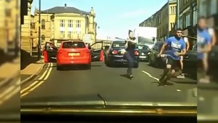 Une femme défend son mari avec une batte de baseball