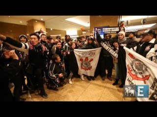 Torcida corintiana faz festa no hotel do time