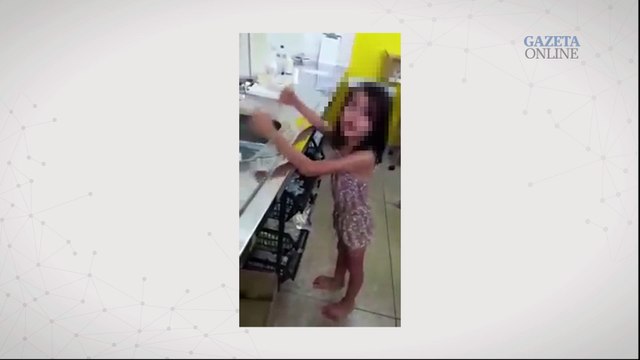 Mãe agride filha e queima as mãos dela com colher quente