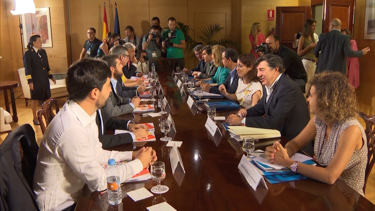 Continúan las negociaciones entre PP y C's