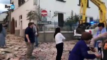 Terremoto, Amatrice- le ruspe in azione nella cittadina distrutta