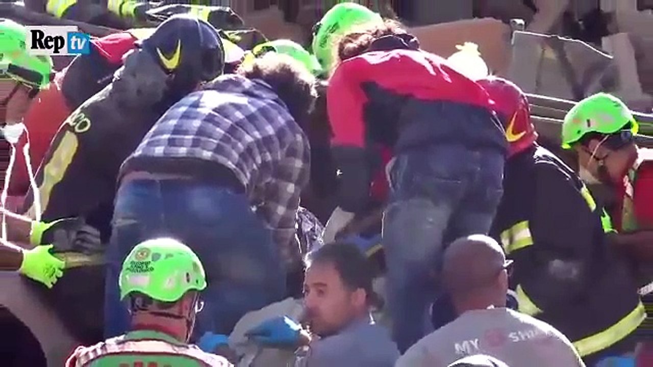 Terremoto, donna estratta viva dalle macerie a Amatrice (1)