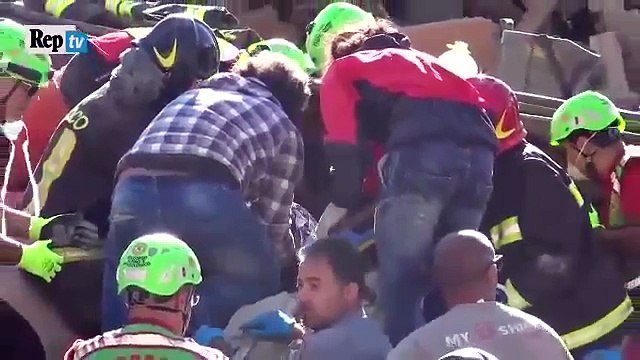 Terremoto, donna estratta viva dalle macerie a Amatrice (1)