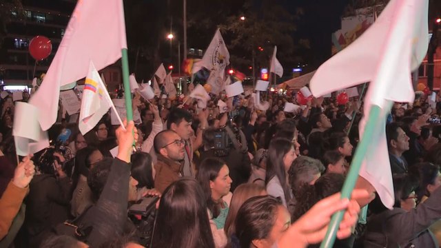 Multitud de colombianos recibe con júbilo en Bogotá el acuerdo de paz con las FARC