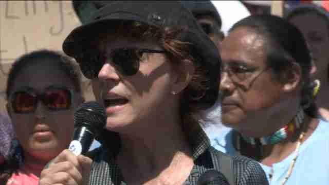 Susan Sarandon y Shailene Woodley se unen a las protestas de las tribus indias en Washington