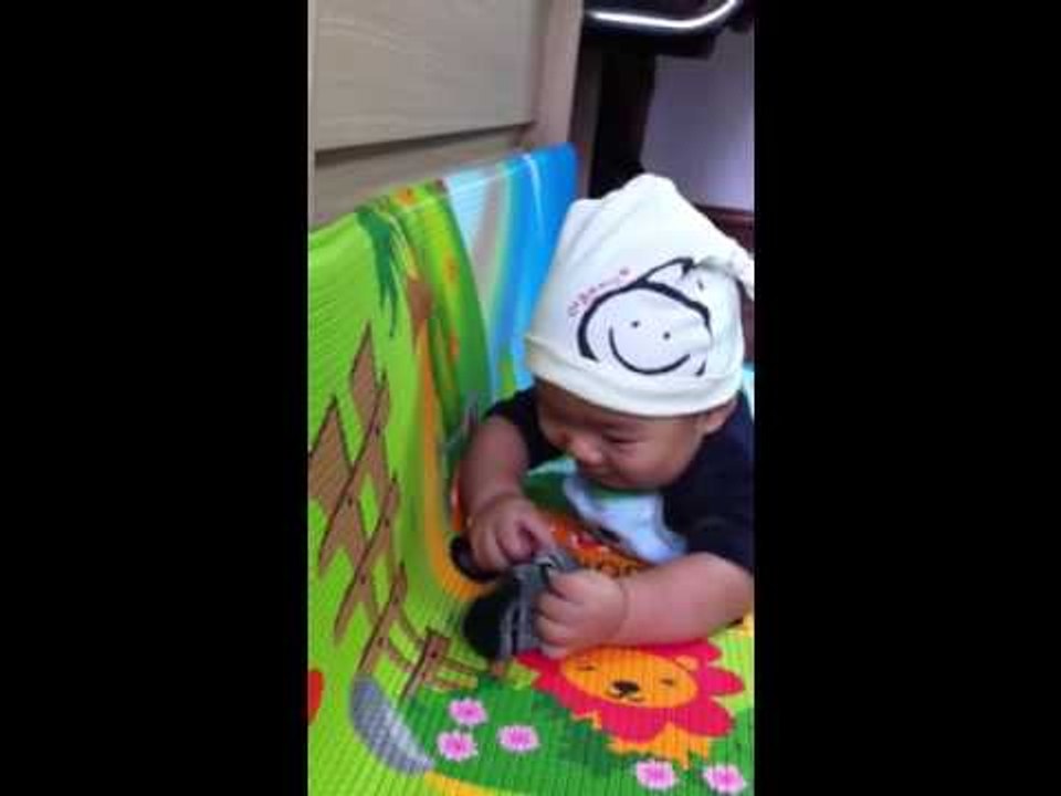 Mami đừng làm phiền Rio đang tập trung để kéo thảm xuống gặm   10052012