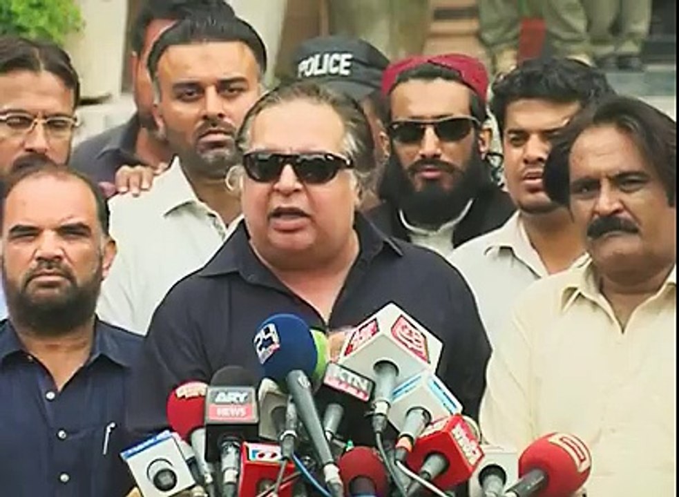 Fight of the day PML- N vs PTI Karachi