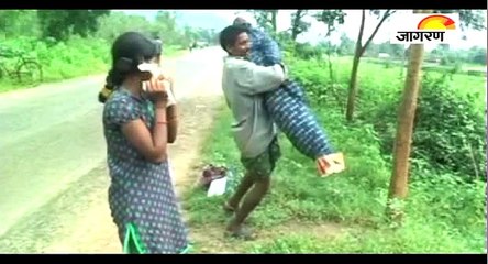 पत्नी का शव उठाकर 10 किमी तक चलने को मजबूर हुआ शख्स