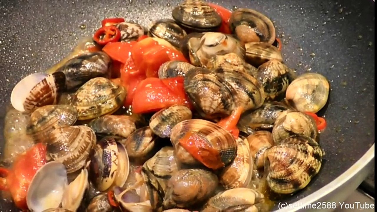 Italian Food Recipes. Spaghetti and Clams with Bottarga and Turmeric