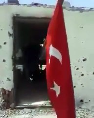 Türk bayrağı işte böyle dikildi...