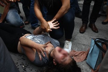 Kriz Geçiren Kız Arkadaşının Suratına Şişe Fırlatıp "Öl" Diye Bağırdı