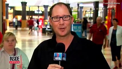 Une jeune trisomique va voler la vedette de ce journaliste. Trop mignon
