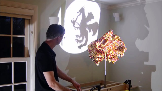 Une construction LEGO qui forme 3 ombres chinoises différentes selon l'angle d'éclairage -