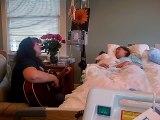Une maman désespérée chante une dernière chanson pour sa fille mourante qui est dans le coma