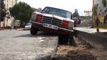 Maltepe'de Yolun Bir Kısmı Çöktü; 10 Araç Çukura Saplandı