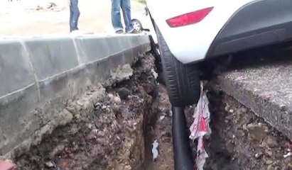Maltepe'de yol çöktü, 10 araç çukura saplandı