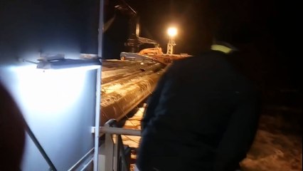 Un bateau perd sa marchandise lors d'une tempête en pleine mer