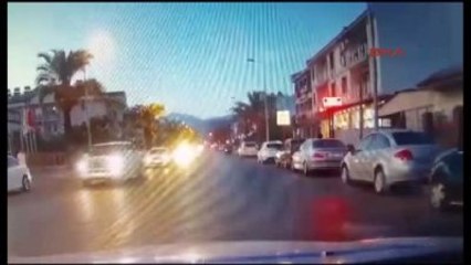 Fethiye Motosikletin Sürücüsü Otomobilin Açılan Plakasına Çarpıp, Yaralandı
