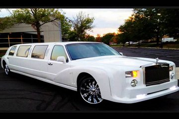 Rolls Royce Rental is one of the must have elements for your wedding