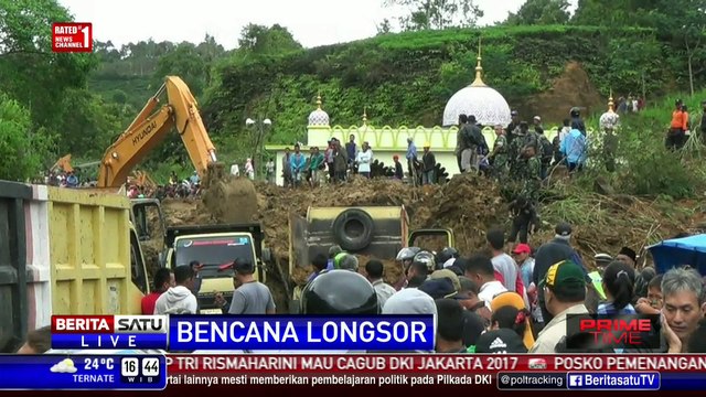 2 Alat Berat Dikerahkan Bersihkan Longsor di Solok