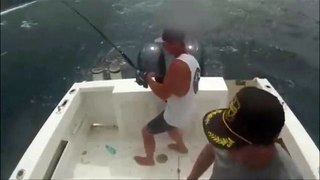 Pescador pesca un naufragio
