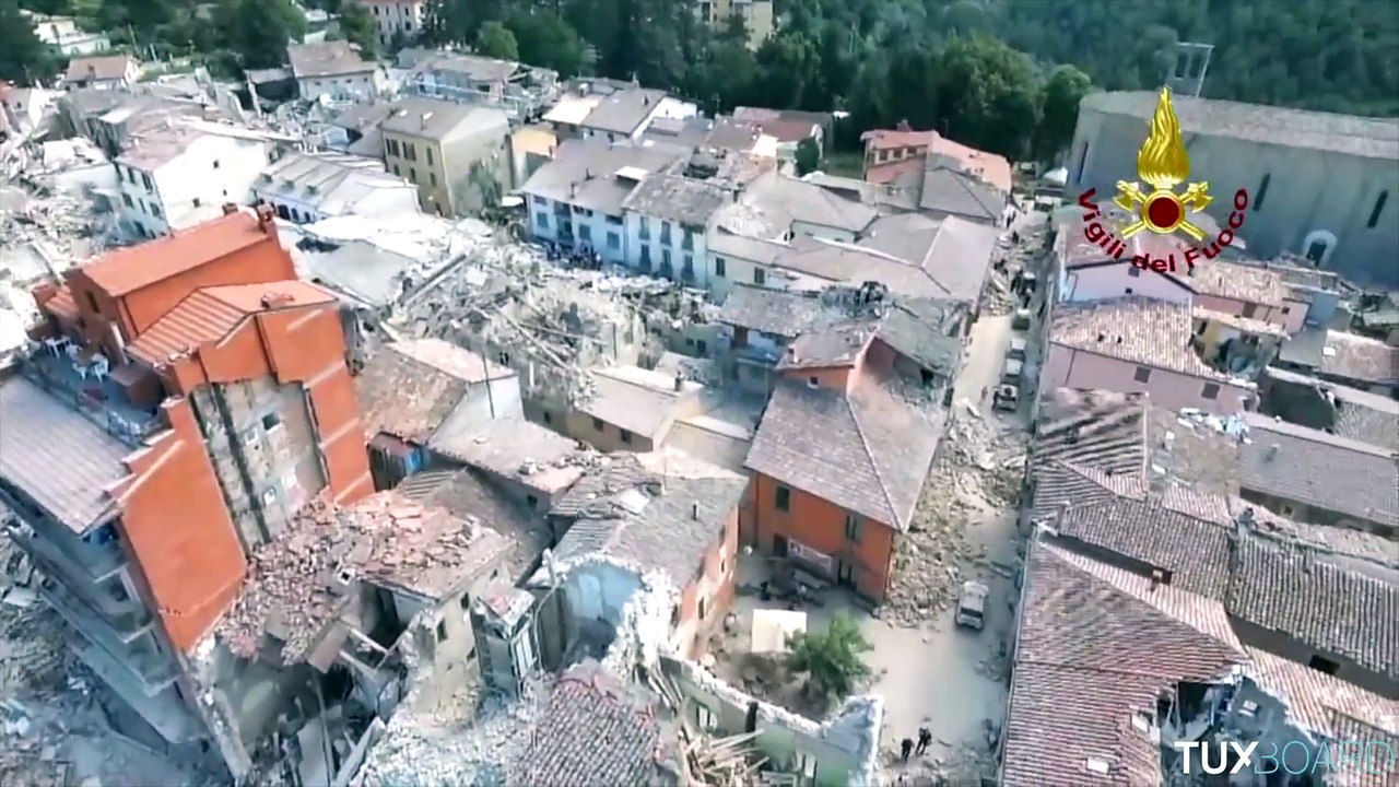Un drone survole la ville de Amatrice en Italie - Images choc après le séisme en Italie