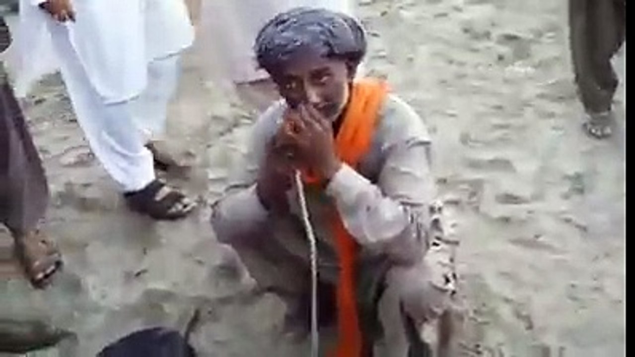 ناک میں ڈال کر منہ سے سانپ نکال لیا جیو چاچا