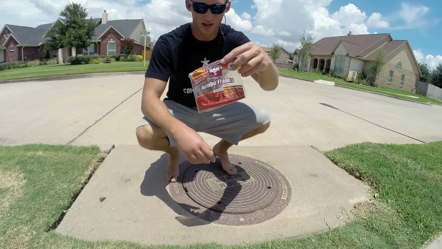 Il pêche un poisson dans la bouche des égouts sous le trottoir !!
