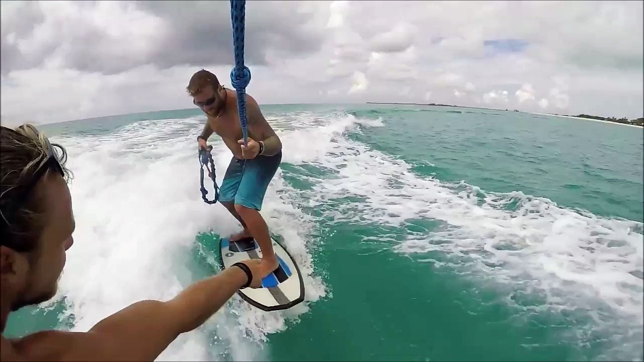 Faire du Wakeboard avec un dauphin à ses côtés ! Expérience incroyable!