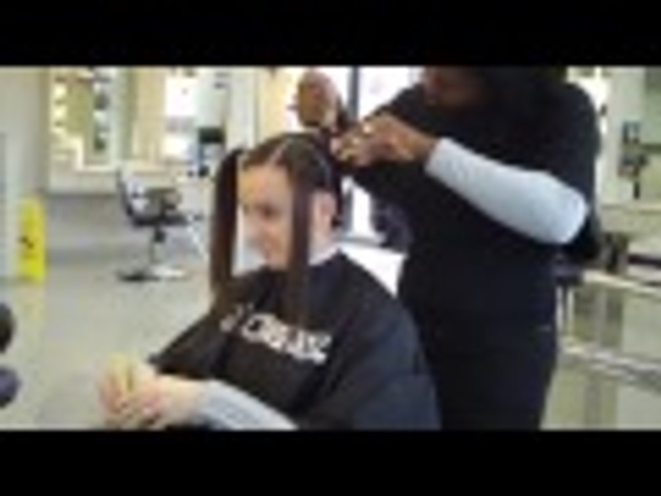 Woman shaves her hair bald for her boyfriend