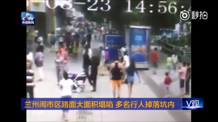 Un gouffre s'ouvre en plein trottoir en chine